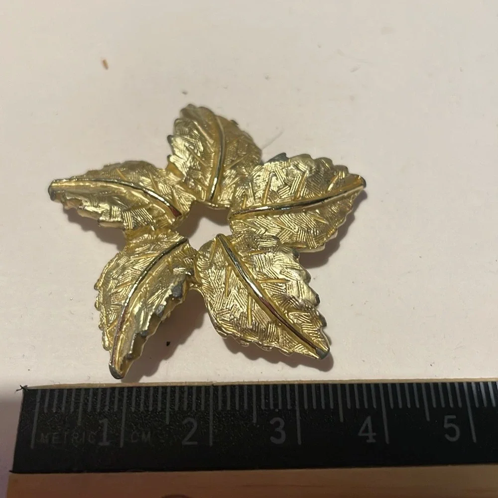 Vintage Gold Tone Leaf‎ Brooch Pin Textured Floral Nature Jewelry